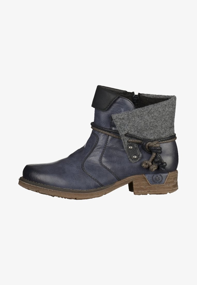 Botte en cuir bleu foncé montant à la cheville avec un revers en feutre gris, cordon décoratif enroulé et semelle en bois avec petit talon.