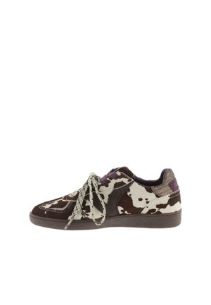 Lage sneaker met bruin-witte koeienprint, gestructureerde veters, donkere zool en paarse accenten.