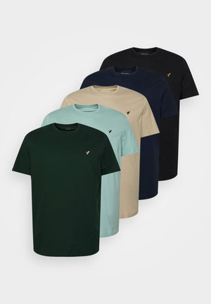 Fünf Rundhals-T-Shirts in grün, hellblau, beige, marineblau und schwarz. Aus Baumwolle gefertigt, mit einem kleinen Logo auf der Brust.