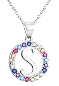 Sølv halskæde med en cirkulær vedhæng, prydet med farverige ædelsten og et centralt bogstav "S." Kæden har et vekslende linkdesign.