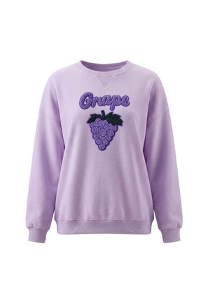 Lyse lilla sweatshirt med ribbede manchetter og kant, med en tekstureret drue-klase grafik og ordet "Grape" i lilla ovenover.