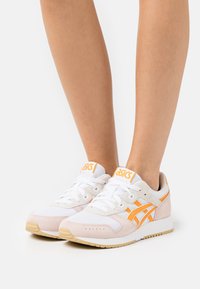 ASICS SportStyle LYTE - Sapatilhas - white/citrus