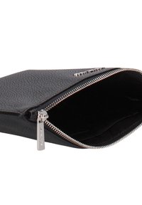 Zwarte gestructureerde etui met een zilveren ritssluiting. De binnenkant is gevoerd met zachte stof. Voorzien van een ritssluiting met logodetail.