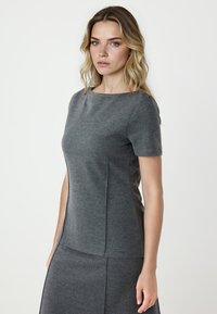 Grauer, figurnaher Oberteil aus glattem Stoff mit Rundhalsausschnitt und kurzen Ärmeln, versehen mit Nahtdetails und einem strukturierten Design.