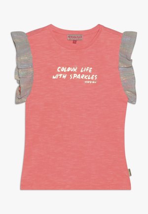 Korale różowa koszulka z krótkim rękawem z falbaniastymi srebrnymi akcentami. Na środku widnieje biały napis "KOLORUJ ŻYCIE BROKATEM".