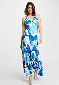 Maxi-jurk met een bloemmotief in tinten blauw en wit, met een halternek en een vloeiende uitstraling, gemaakt van lichte stof.