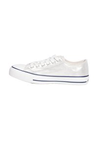 Sneakers basso argento con finitura metallica, puntale in gomma bianca e strisce blu navy sulla suola. Sei occhielli per i lacci.