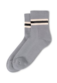 Chaussettes grises en coton avec une texture côtelée, présentant deux bandes horizontales crème et noires près du bord-côte. Design classique et sportif.