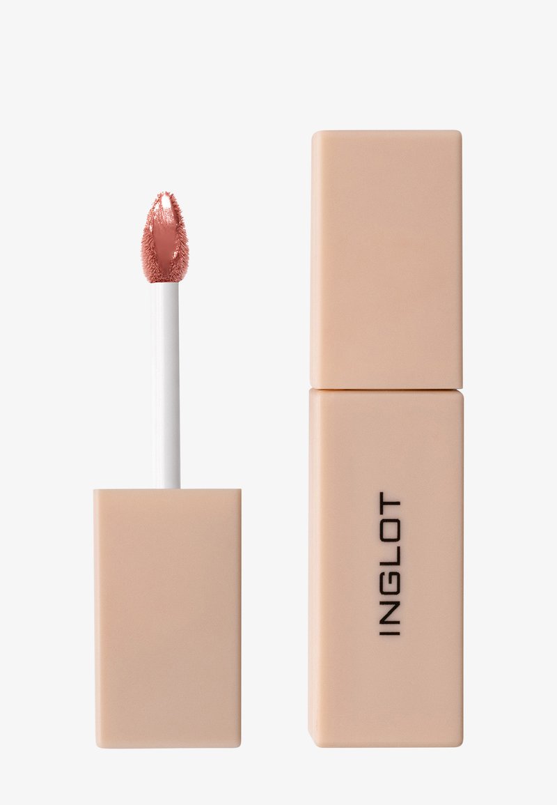 Matte nude lipgloss med en myk, avsmalnet doe-foot-applikator. En rektangulær, beige beholder med svart "INGLOT" merke.