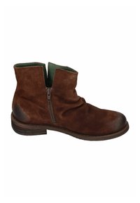 Braune Wildleder-Ankle-Boots mit seitlichem Reißverschluss, runder Spitze und leicht abgenutzter Sohle, im Profil vor einem weißen Hintergrund gezeigt.