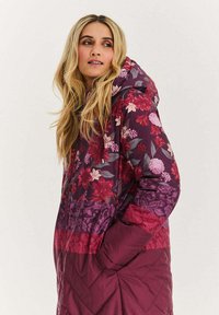 Kurtka puchowa w kwiatowy wzór w odcieniach bordo i fioletu, z kapturem, pikowana, z kieszeniami.