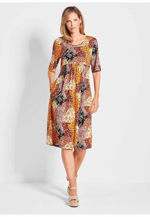 Knie-langes Kleid mit floralem und geometrischem Muster in warmen Farben, mit Rundhalsausschnitt, kurzen Ärmeln und seitlichen Taschen.
