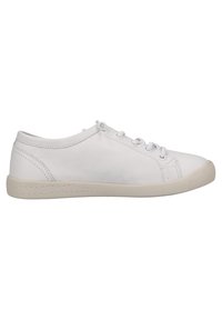 Sneaker bianco in pelle con design a profilo basso, punta tondeggiante, sei fori per i lacci e suola in gomma testurizzata. Superficie liscia con dettagli di cucitura minimi.