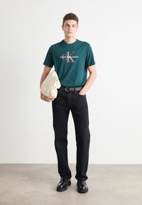 Calvin Klein Jeans HERO MONOGRAM TEE - Camiseta estampada - ponderosa pine