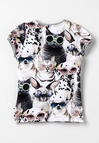 Camiseta de manga corta ligeramente ajustada con una impresión colorida de varios animales usando gafas de sol, con una textura suave similar al algodón.