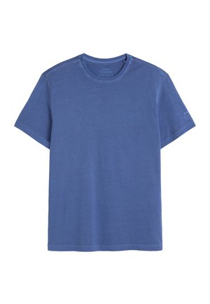 T-shirt bleu à manches courtes et col rond avec un texte subtil sur la manche gauche, présenté à plat sur un fond blanc.