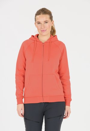 Koralfarvet zip-hoodie med snoretræk, ribbede manchetter og kengurulommer. Blødt stof med en glat overflade, parret med sorte bukser.