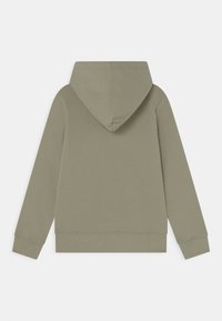 Sudadera con capucha en color verde oliva, hecha de una tela suave y lisa. Cuenta con mangas largas y un dobladillo acanalado. Diseño simple y sin costuras.