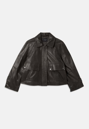 Veste en cuir noir avec un col, fermeture à boutons à l'avant, deux grandes poches avant et une silhouette courte. Texture lisse.
