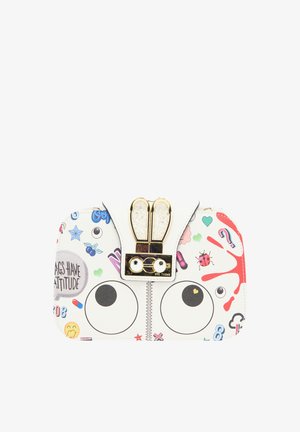 Geantă clutch albă cu ochi de desene animate, închizătoare aurie în formă de urechi de iepure și doodle-uri colorate și jucăușe, incluzând o buburuză, inimioare și semn de întrebare.