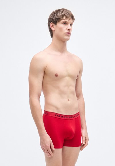 Røde boxerbriefs med en svart "POLO RALPH LAUREN" midjebånd, laget av glatt stoff, med tettsittende design og korte ben.