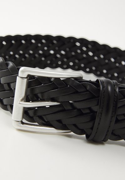 Cinturón de cuero trenzado negro con una hebilla rectangular plateada. Presenta un diseño texturizado, ajuste ajustable y un acabado limpio.