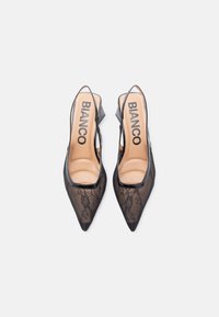 Crne slingback pete od čipke sa špicastim vrhovima, s patentnim crnim rubom i otvorenim stranicama. Teksturirani čipkasti dizajn pruža nježan izgled.