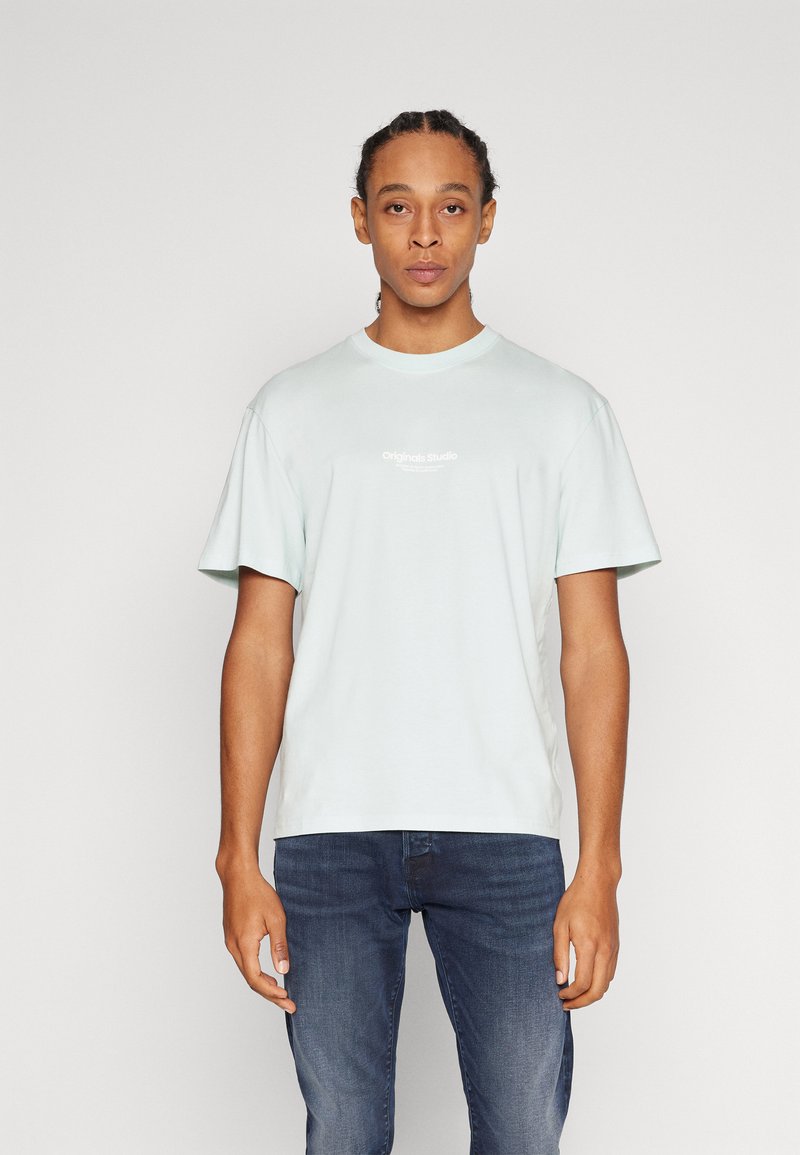 Jack & Jones JORVESTERBRO AQUA BACK TEE - Triko S Potiskem - Magical Forest/zelená