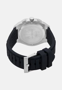 Roostevaba terasest kellakorpus mattpinnaga, must kummirihm, millel on sooneline tekstuur, hõbedane pandla lukustus ja graveeritud brändingu detail.