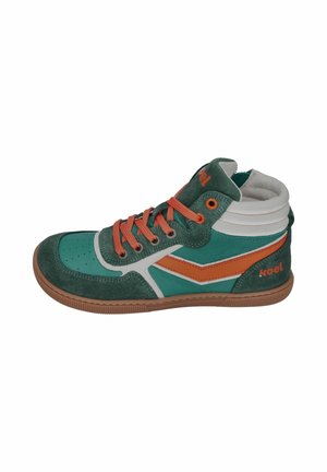 High-Top-Sneaker in Grün und Türkis mit orangefarbenen Schnürsenkeln und Streifen, weiß gepolstertem Kragen und einer Gummisohle mit "koel"-Markenlogo.