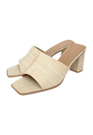Sandali beige intrecciati con tacco a blocco, punta aperta e ampi cinturini, progettati per donne.