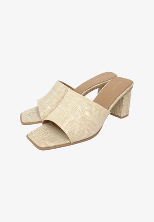 Sandali beige intrecciati con tacco a blocco, punta aperta e ampi cinturini, progettati per donne.
