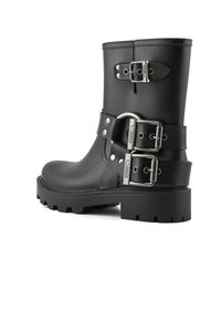 Czarne gumowe botki za kostkę z dwoma regulowanymi paskami na klamry, teksturowaną podeszwą antypoślizgową i zaokrąglonym noskiem.
