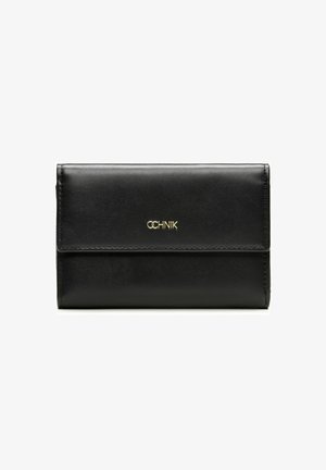 Czarny skórzany portfel o gładkiej teksturze, prostokątnym kształcie i złotym logo z przodu. Posiada magnetyczne zapięcie.