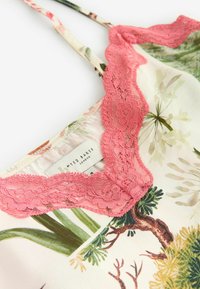 Florale Spaghettiträger-Bluse aus leichtem Stoff mit pinkfarbener Spitzenkante. Enthält ein buntes botanisches Muster und verstellbare Träger. Markenlabel sichtbar.