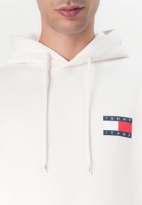 Tommy Jeans REG ESSENTIAL FLAG EXT - Sweatshirt - ancient white