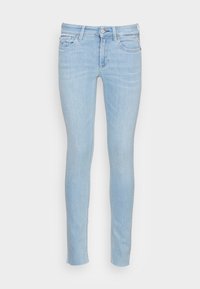 Jeans skinny azul claro hechos de denim. Presenta cinco bolsillos, un cierre frontal y un desgaste mínimo en el dobladillo. Textura suave.