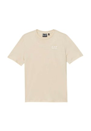 T-shirt beige a maniche corte con scollo tondo e piccolo logo bianco "EA7 Emporio Armani" sulla parte superiore sinistra del petto.