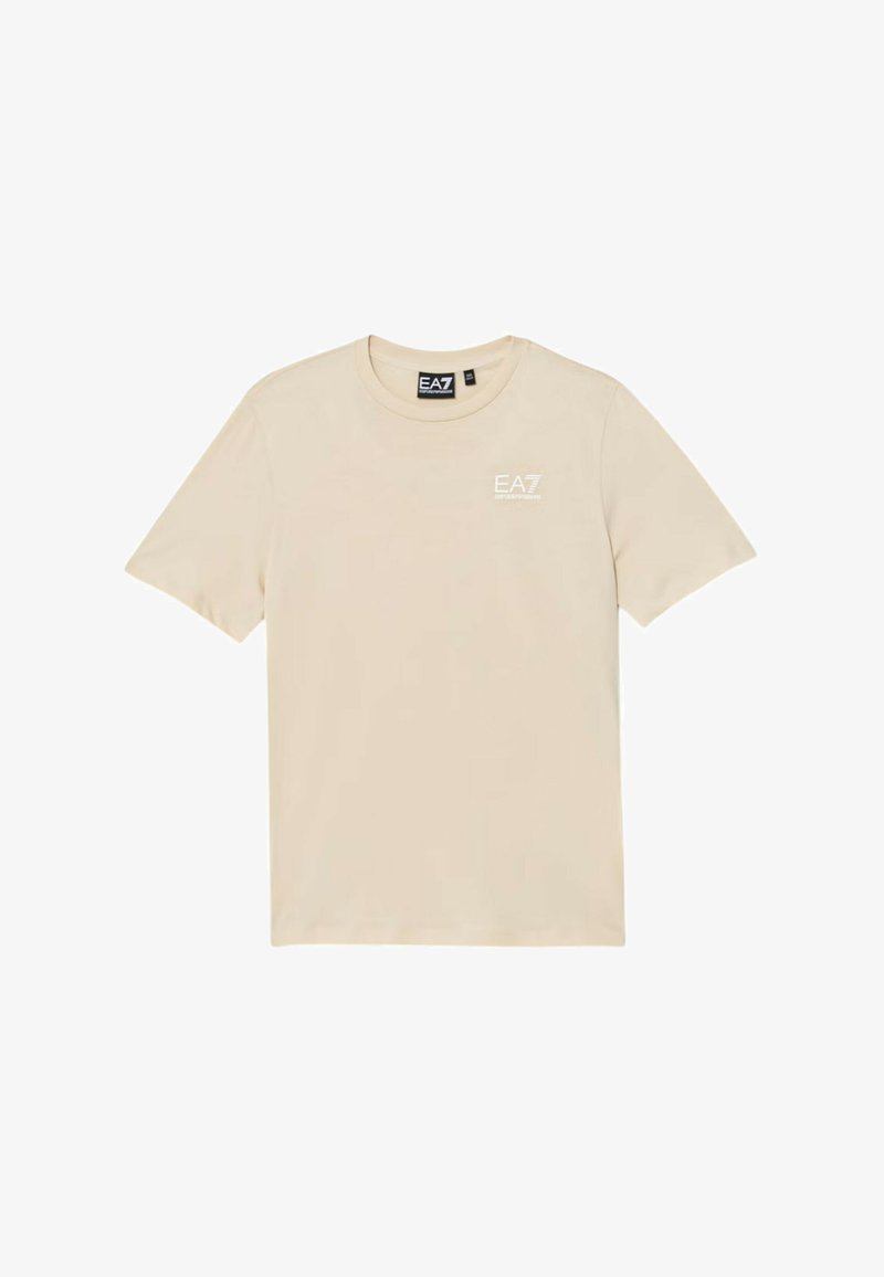 T-shirt beige a maniche corte con scollo tondo e piccolo logo bianco "EA7 Emporio Armani" sulla parte superiore sinistra del petto.