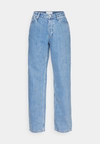 Jean en denim bleu clair avec une coupe droite, dotés d'une fermeture à bouton et à glissière, de cinq poches et d'une taille mi-haute.