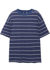 Mørkeblå kortærmet t-shirt med hvide vandrette striber, rund halsudskæring og blødt bomuldsstof. Har løs pasform.