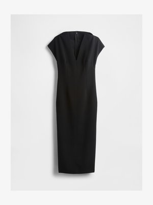 Musta lyhyet hihat omaava mekko, jossa syvä V-pääntie ja vartaloa myötäilevä leikkaus. Valmistettu sileästä kankaasta, jossa piilotettu vetoketju takana eikä kuvioita.