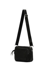 Borsa a tracolla nera in materiale sintetico con chiusura a zip, design piatto, tracolla regolabile e tasca frontale con dettagli a frange. Texture liscia.