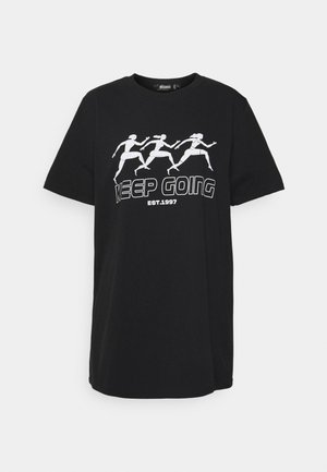 Czarny t-shirt z białą grafiką trzech biegnących postaci nad napisem "KEEP GOING" i "EST.1997" poniżej.