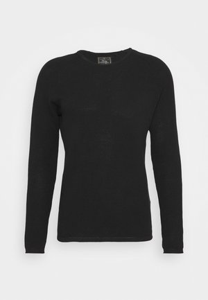 Czarny sweter z długim rękawem, charakteryzujący się teksturowanym splotem, okrągłym dekoltem i ściągaczami na rękawach. Prosty design bez widocznych logo czy zdobień.