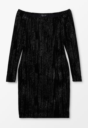 Czarna aksamitna sukienka z długimi rękawami, ozdobiona pionowymi srebrnymi zdobieniami. Dekolt odkrywający ramiona, dopasowany krój.