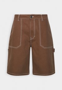 Pantalones cortos de carga marrones hechos de material resistente con costuras blancas, dos bolsillos frontales y un bolsillo lateral con un detalle de bucle.