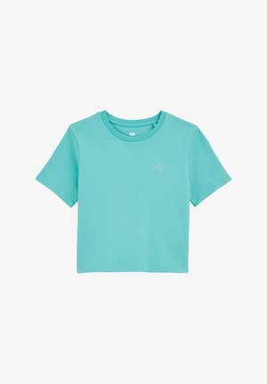 Tyrkysové tričko s krátkym rukávom vyrobené z mäkkej bavlny. Má okrúhly výstrih a malý vyšívaný dizajn slnka na ľavej hrudi.