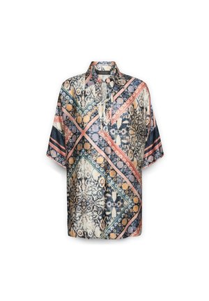 Camisa de manga corta con un colorido estampado de paisley y patrones geométricos en beige, azul y rosa, con un cuello abotonado y una tela suave.