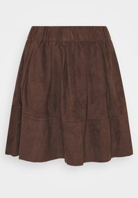 Gonna marrone, con texture, realizzata in materiale morbido, con vita elastica arricciata e design a strati. Stile minimalista senza motivi.
